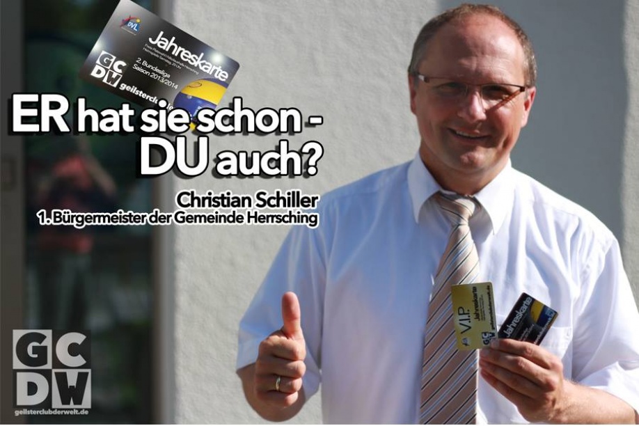 Bürgermeister Christian Schiller mit der neuen Jahreskarte