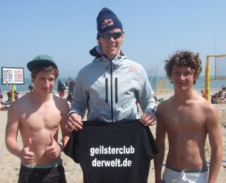 Tassi Eizenhöfer und Quirin Taubert mit Beachvolleyballweltmeister Jonas Reckermann. Das Kommentar des WM-Helden: "Geiles Shirt!"