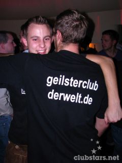 Bene und Domi die sich auf`m Heimatabend ganz doll lieb haben, nach unzähligen Cocktails.